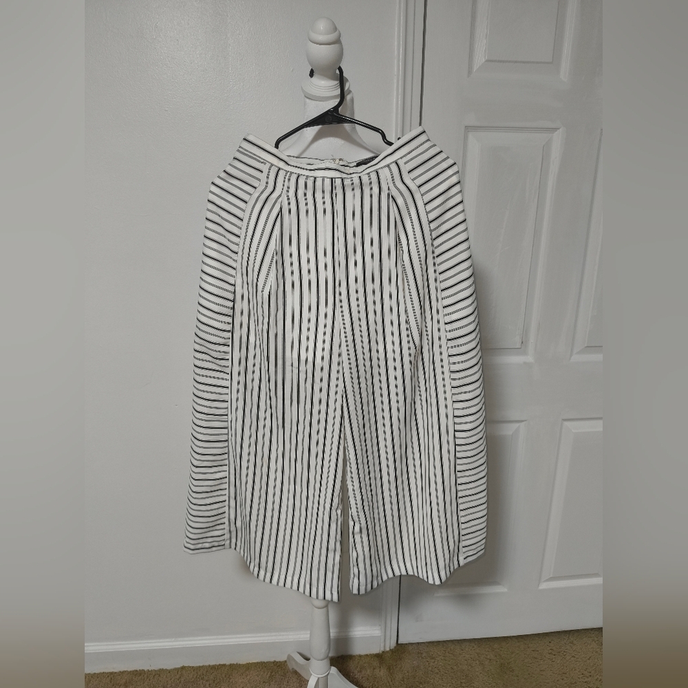 Doe & Rae White Top with Black Logo Trim